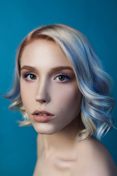 портрет молодой женщины с цветными волосами
 - Фото, изображение