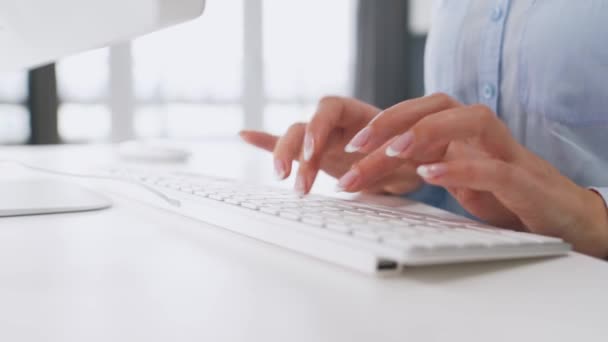 Manos femeninas escribiendo en un teclado de computadora. Concepto de trabajo remoto. - Metraje, vídeo