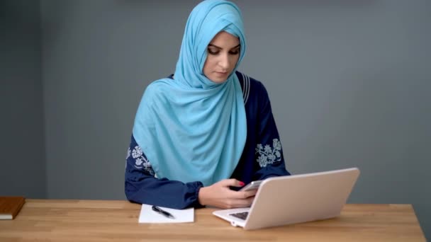 Nainen muslimi opiskelija oppimista kotona
 - Materiaali, video