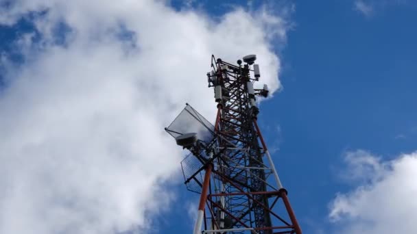 Telekomunikační věže zahrnují rádiový mikrovlnný a televizní anténní systém. časový odstup -Nízký úhel pohledu. - Záběry, video