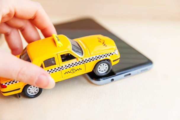 Smartphone application of taxi service for online searching call - Foto, afbeelding