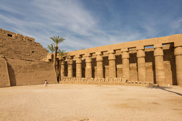 カルナック神殿、ルクソールのナイル渓谷の古代エジプトの巨大な彫刻、壁に象形文字をエンボス加工 - 写真・画像