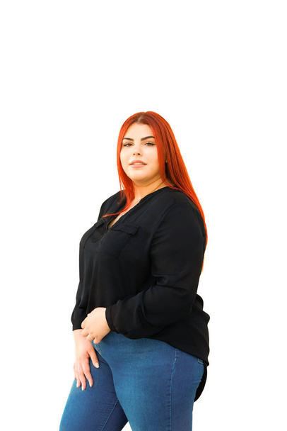 Felice sovrappeso donna è isolato su sfondo bianco - Foto, immagini