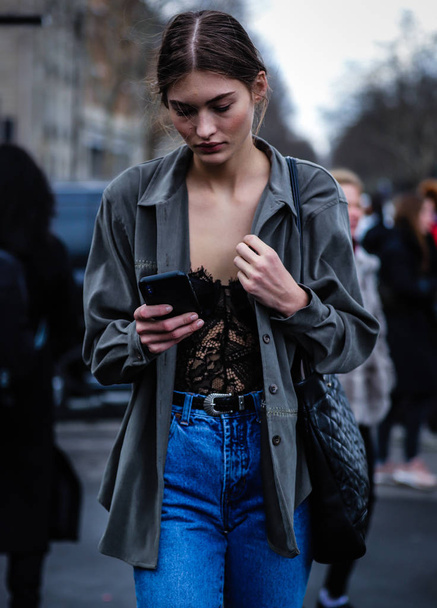 Street Style, Herbst Winter 2019, Paris Fashion Week, Frankreich - 01  - Foto, Bild