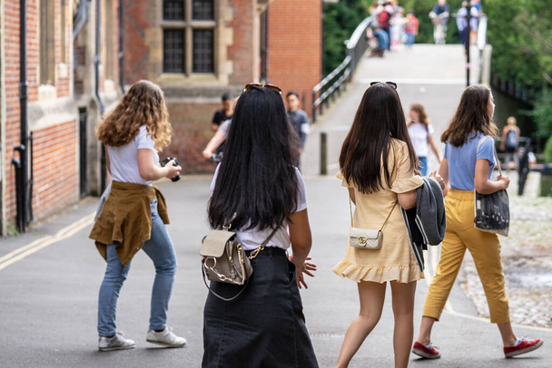 Cambridge, Reino Unido, 1 de agosto de 2019. Turistas andando na rua de Cambridge em um dia ensolarado ocupado na frente do Kings College
 - Foto, Imagem
