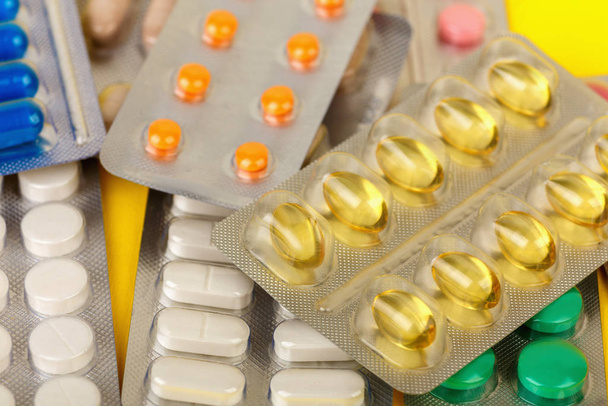 grupa leków farmaceutycznych i tabletek leczniczych w opakowaniach - Zdjęcie, obraz