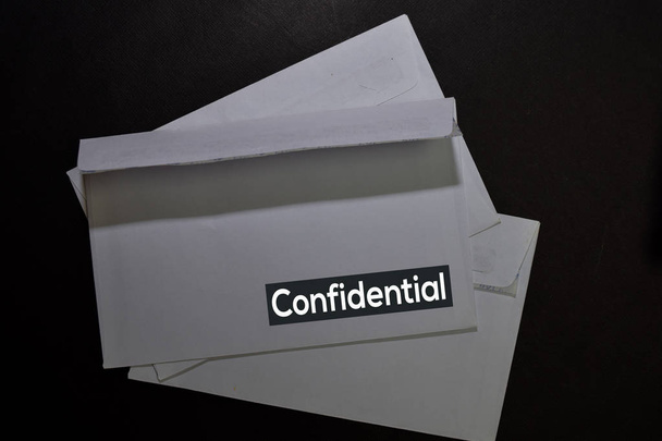 Конфиденциальная запись на белом конверте, изолированном на рабочем столе
. - Фото, изображение