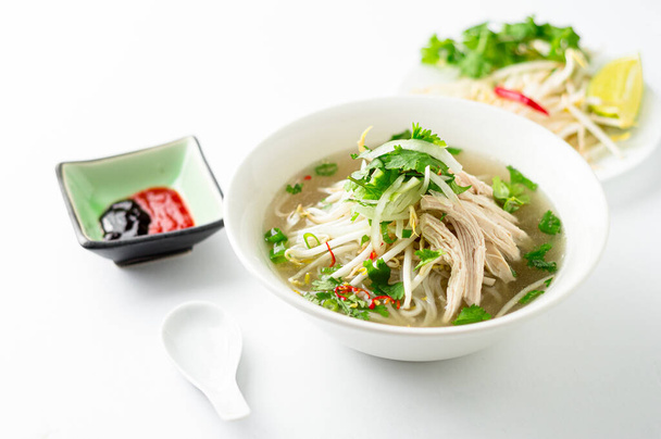 Вьетнамский суп на белом фоне
. - Фото, изображение