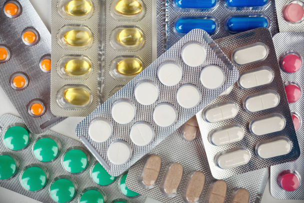 grupo de medicamentos farmacêuticos e pílulas de medicamentos em embalagens
 - Foto, Imagem