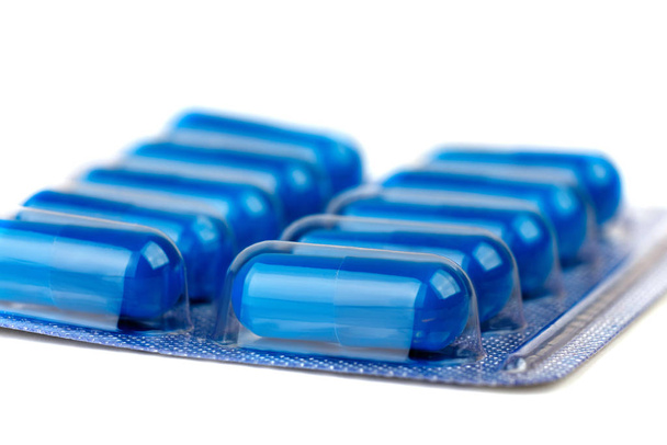 dziesięć niebieskich tabletek przeciwbólowych w blistrze - Zdjęcie, obraz