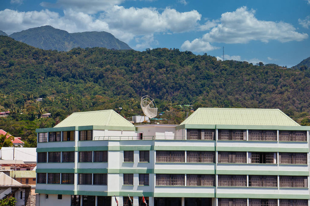 Satelitní mísa na zeleném hotelu - Fotografie, Obrázek
