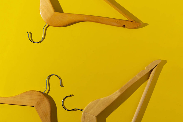 a top view of abstract wooden clothes hangers flat lay on color surface - Foto, Imagen