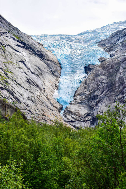 O glaciar Briksdalsbreen na Noruega
. - Foto, Imagem