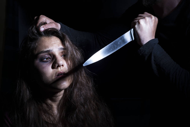Genç bir kızın portresi, saçına tecavüz etmiş, bıçakla tehdit etmiş. Bir kadın için aile içi şiddet kavramı - Fotoğraf, Görsel