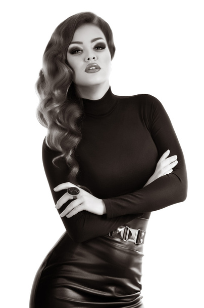 Πορτραίτο μιας γυναίκας στα ρούχα της μόδας μαύρο - Φωτογραφία, εικόνα