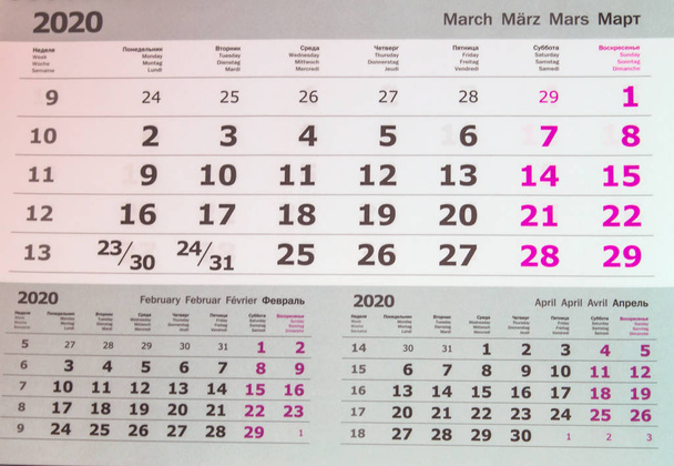 Calendario o Planificador de escritorio de marzo 2020, vista superior, texto en 4 idiomas Inglés, Alemán, Francés, Ruso
 - Foto, Imagen