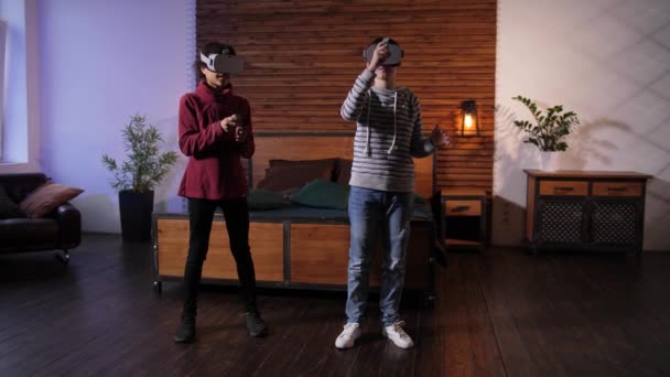 Twee tiener vrienden in Vr headsets start spel - Video