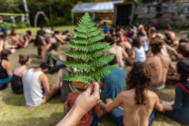 Meditação na natureza no festival da terra
 - Foto, Imagem