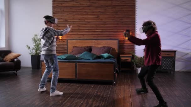 Adolescentes jogando videogame em óculos VR
 - Filmagem, Vídeo