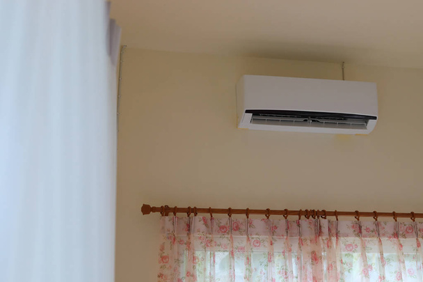 Air condition cool reiniger in woonkamer in huis - Foto, afbeelding