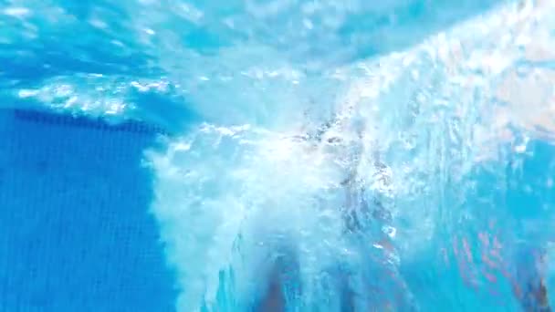 Lassú mozgású videó vicces fiatalember tartja hüvelykujját felfelé, miközben ugrás a medence és a víz alatti merülés - Felvétel, videó
