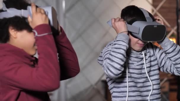 Vegyes verseny barátok visel Vr headset játék előtt - Felvétel, videó