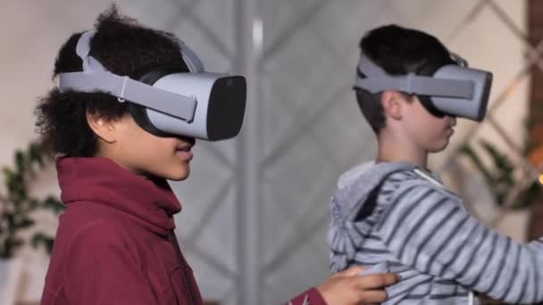 Teenage boys starting video game in Vr goggles - Záběry, video