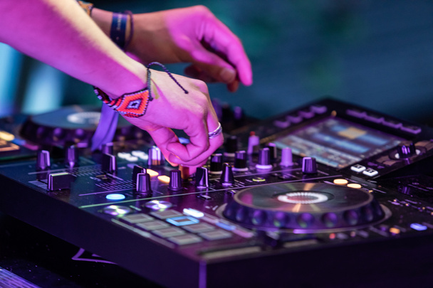 DJ de música eletrônica no festival Terra
 - Foto, Imagem
