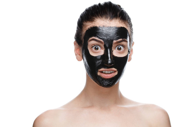 lány fekete kozmetikai maszk az arcon - Fotó, kép