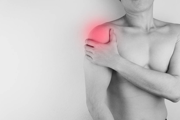 Чорно-білий крупним планом чоловік страждає від плечового болю з re
 - Фото, зображення