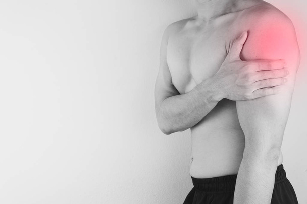 Чорно-білий крупним планом чоловік страждає від плечового болю з re
 - Фото, зображення