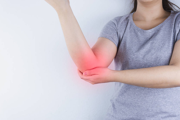 Blízká žena trpící bolestí paží a loktem s červenou skvrnou. H - Fotografie, Obrázek
