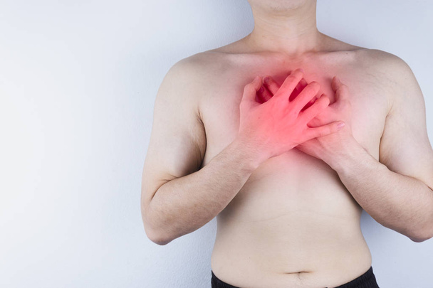 Крупним планом людина має серцевий напад або біль у грудях з червоною плямою. Хі
 - Фото, зображення