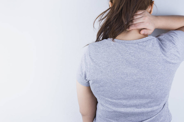 Женщина крупным планом страдает от боли в шее и плече. Здравоохранение
 - Фото, изображение