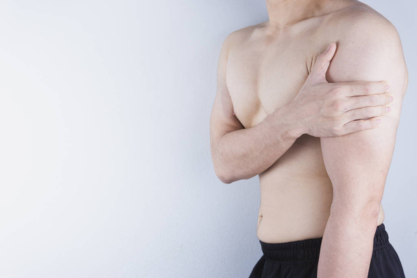 Крупный план человека, страдающего от боли в плече. Здравоохранение и медицина
 - Фото, изображение