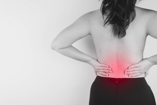 Schwarz-weiße Nahaufnahme Frau leidet unter Rückenschmerzen Witz - Foto, Bild
