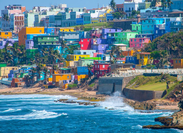 Красочные дома на склоне холма с видом на пляж в Сан-Хуане, Пуэрто-Рико
 - Фото, изображение