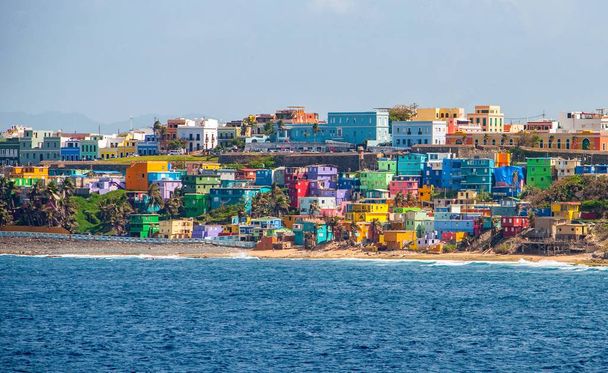 San Juan, Porto Riko 'daki plaja bakan tepe boyunca renkli evler var. - Fotoğraf, Görsel