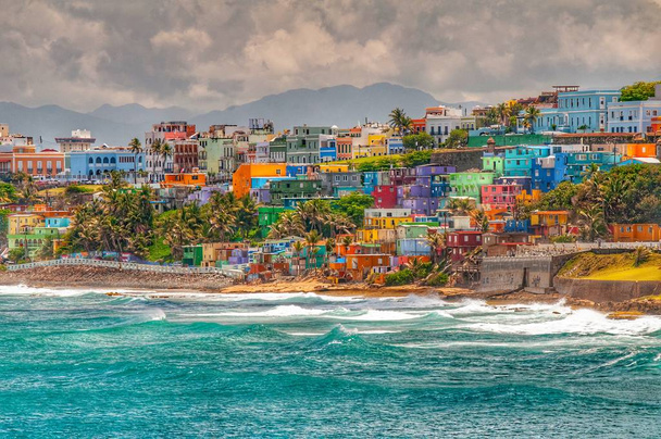 Maisons colorées bordent la colline dans les bidonvilles de La Perla surplombant la plage de San Juan, Puerto Rico
 - Photo, image
