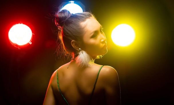 Портрет азіатки Трансґендер носить прекрасний зелений вечір - Фото, зображення