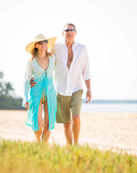 Happy senior couple on the beach. Retirement Luxury Tropical Res - Valokuva, kuva
