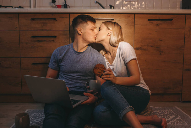 Dois amantes cheios de emoções estão se beijando e demonstrando sua paixão a cada toque
 - Foto, Imagem