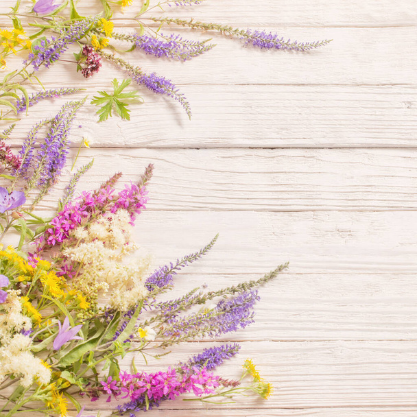 wildflowers on white wooden background  - Foto, imagen