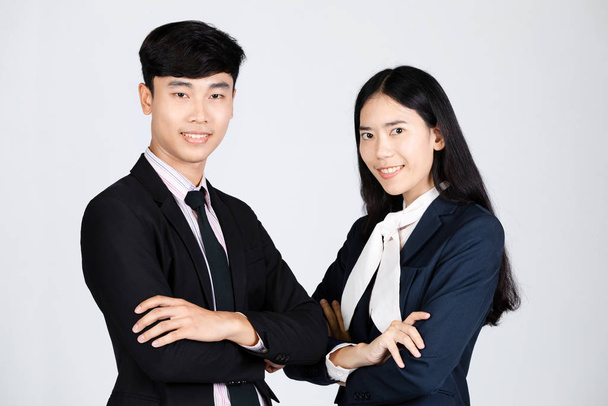 Portrét asijského muže a ženy stojící na šedém pozadí. - Fotografie, Obrázek