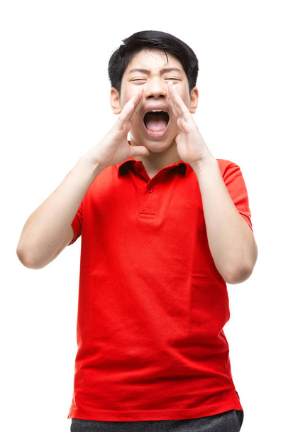 Ασιάτης που φοράει κόκκινο πουκάμισο φωνάζοντας δυνατά σε λευκό φόντο - Φωτογραφία, εικόνα