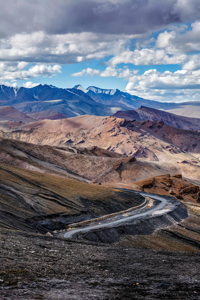Strada in Himalaya con montagne - Foto, immagini