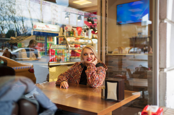 Blonde in a street cafe  - Foto, afbeelding