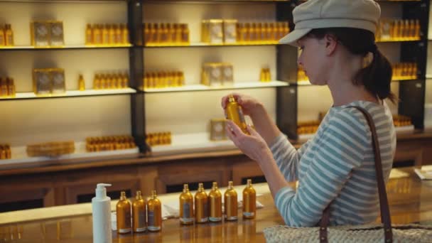 Kaunis tyttö valitsemalla hajuvettä myymälässä Pariisissa
 - Materiaali, video