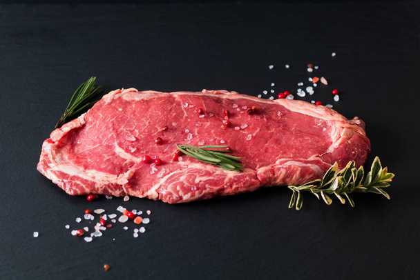 Koncept potravin organické sklo krmivo syrové maso filet hovězí steak na bla - Fotografie, Obrázek