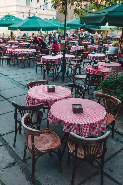 Açık hava restoran masaları sıcak hava - Fotoğraf, Görsel